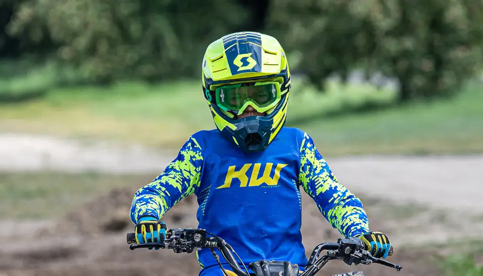 KAYO A150 w terenie nastoletni rider