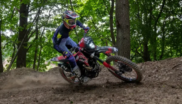 Dirt bike KAYO T4 300 ENDURO w terenie
