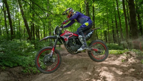 Dirt bike KAYO T4 300 ENDURO w terenie