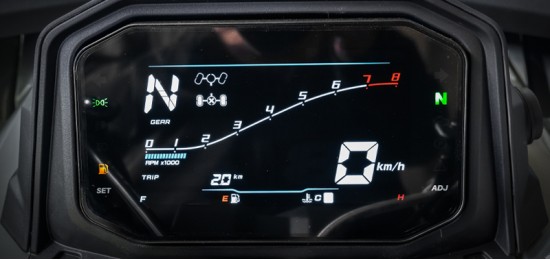 LINHAI Landforce 550L, Duży kolorowy wyświetlacz TFT