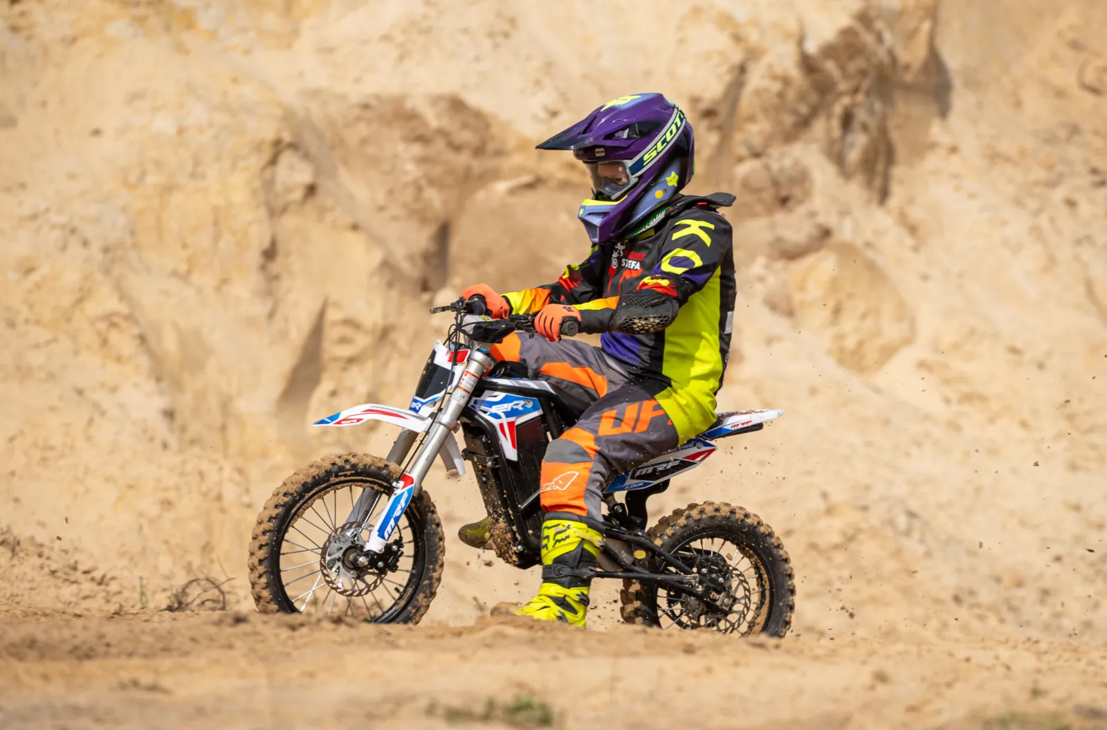 Pit Bike MRF eR 2.0 MX w terenie